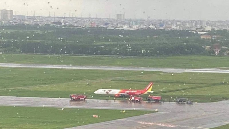 Sự cố Vietjet trượt khỏi đường băng sân bay Tân Sơn Nhất
