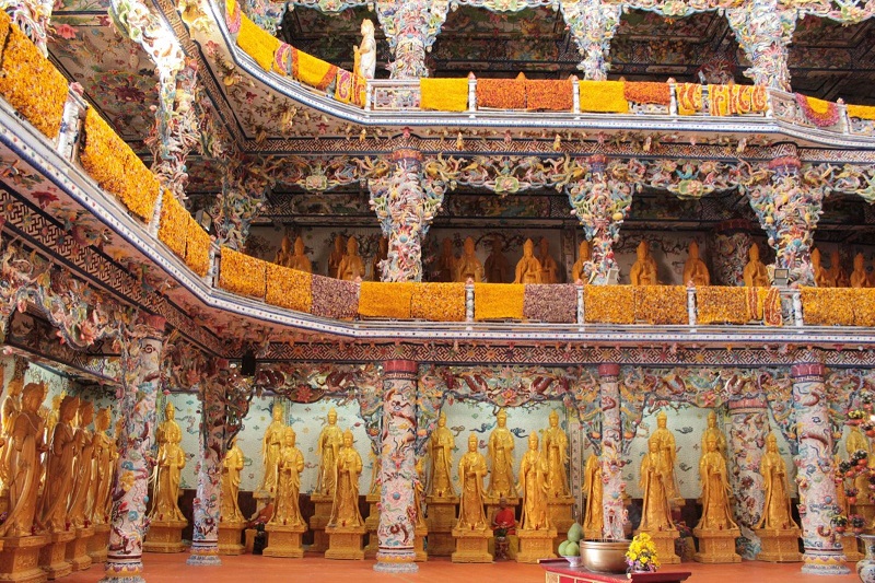 Kiến trúc chùa Ve Chai Linh Phước độc đáo
