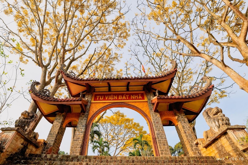 Tu viện Bát Nhã Bảo Lộc là nơi cửa Phật thanh tịnh, du khách cần có sự tôn trọng khi tham quan.