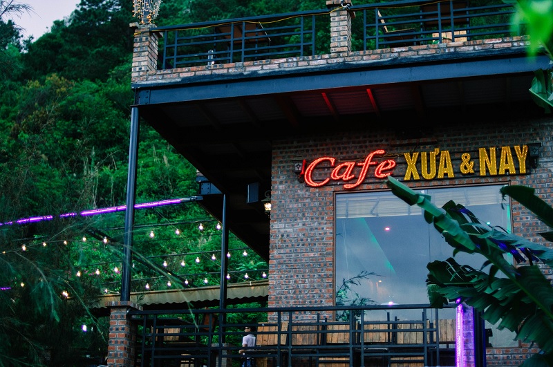 Cafe Xưa & Nay mang lại những trải nghiệm thú vị với không gian trang trí đẹp.
