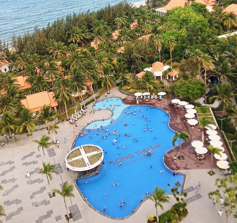 Long Thuan Resort cung cấp chỗ nghỉ dưỡng rộng rãi, gần biển.