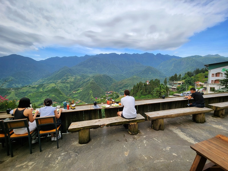 Fansipan Terrace là quán cafe view đẹp Sapa nằm trên vị trí cao và tầm nhìn bao quát.