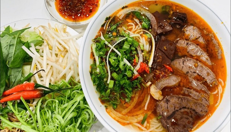 Bún bò.