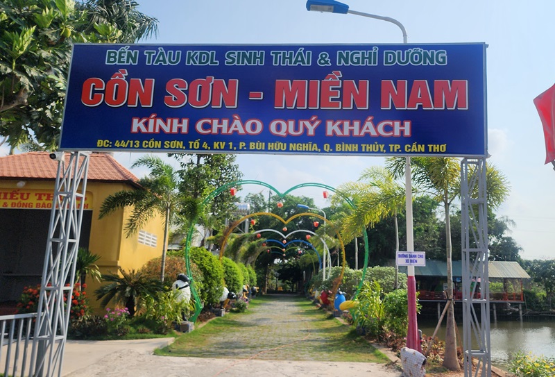 Địa chỉ khu du lịch Cồn Sơn Cần Thơ: Hẻm 13, Lê Hồng Phong, Cồn Sơn, phường Bùi Hữu Nghĩa, quận Bình Thủy, thành phố Cần Thơ.