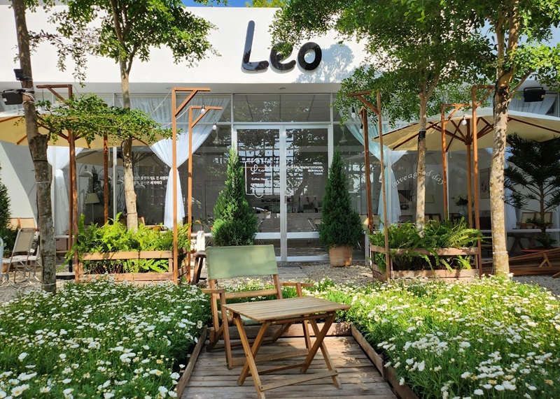 LEO Coffee House.